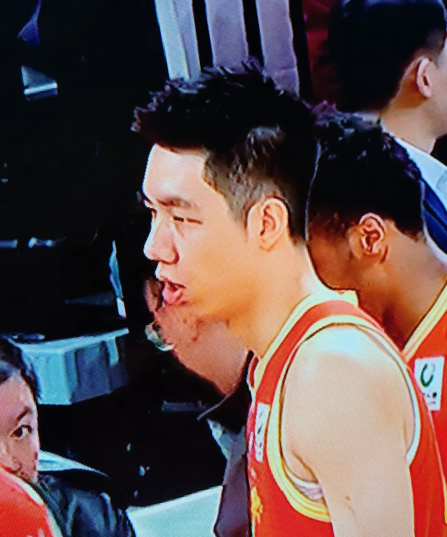 广厦男篮今夜回应争议，志在世预赛名次提升，球迷炸锅，纪律约束更严格(潘长江被央视点名批评)